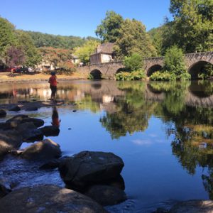 La rivière et le pont du Saillant en Corrèze.